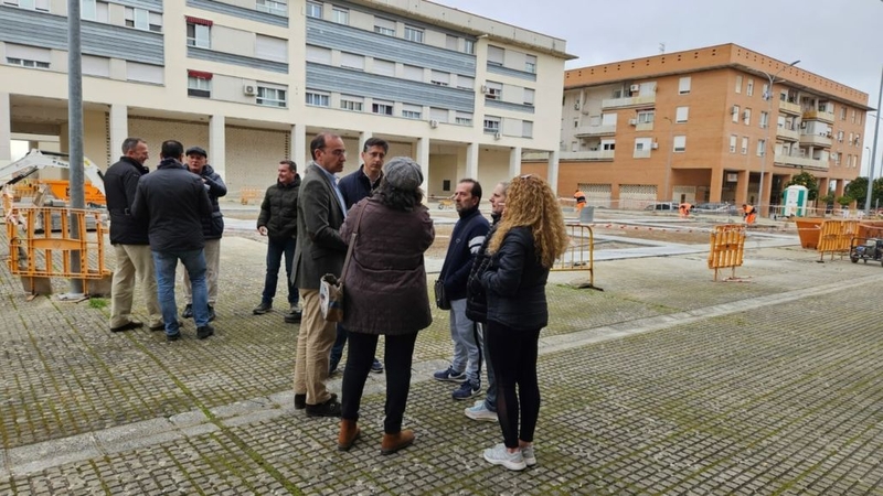 El alcalde visita las obras que “dignifican” la Plaza de María Latorre Saborid en Mejostilla