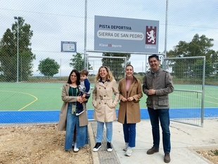 Inaugurada la nueva pista polideportiva del barrio Sierra de San Pedro que cuenta con porterías y canastas de baloncesto
