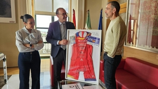 El alcalde y la concejala de Deporte han recibido al paratriatleta cacereño Kini Carrasco, tras el anuncio de su retirada de la competición deportiva