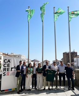 La bandera del CP Cacereño ondea en la puerta del Ayuntamiento como muestra de apoyo ante el partido decisivo de ascenso a Primera REF