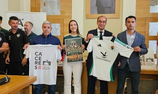 Rafa Mateos anuncia que el Ayuntamiento aportará 200.000 euros al CP Cacereño para inversiones en el estadio Príncipe Felipe