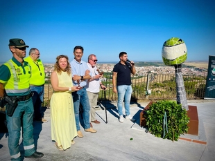 El Ayuntamiento de Cáceres inaugura la escultura en homenaje al Motero Ausente en el mirador de la Montaña