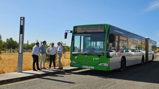 Instaladas las paradas de la nueva línea R8 de autobús urbano que entrará en servicio el 11 de septiembre