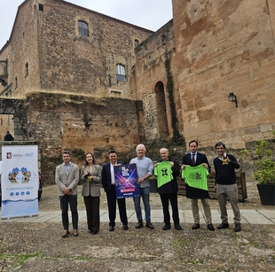 La carrera ‘Intramuros Urban Trail Night’ celebra su décima edición en el corazón de Cáceres con récord de inscripciones