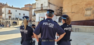 La rápida intervención de la Policía Local de Cáceres evita un incendio y permite auxiliar a una vecina de 73 años