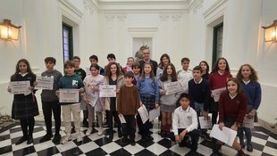 Alumnado de 20 centros escolares plantean sus inquietudes y peticiones al alcalde Rafa Mateos en el Pleno de la Infancia