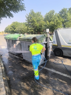 El Ayuntamiento refuerza la limpieza en las zonas de ocio por las celebraciones navideñas