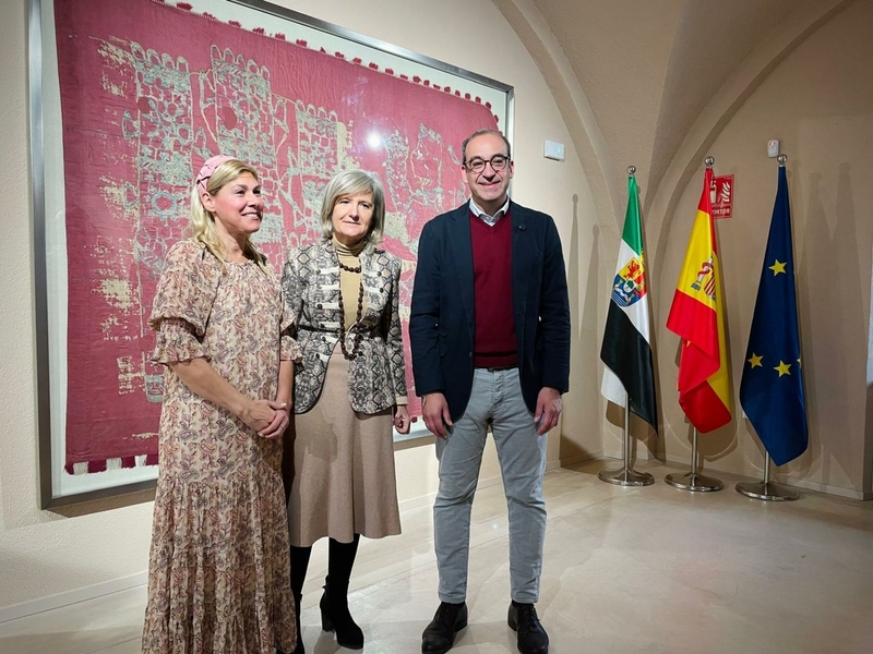 El Pendón de San Jorge ha sido trasladado este viernes del Ayuntamiento al Museo de Cáceres para su exposición al público