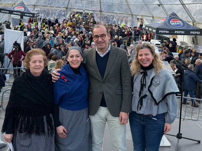 Cáceres rinde homenaje a Las Lavanderas, en una celebración que cada año une a niños y mayores