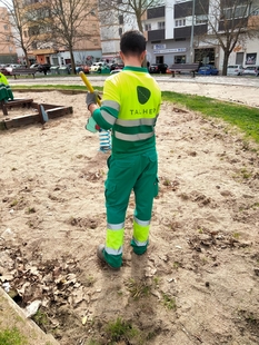 la empresa concesionaria Thaler continúa con las labores de mantenimiento, limpieza, desinfección y revisión de las zonas infantiles y pedanías