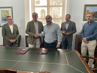 El Ayuntamiento firma un acuerdo laboral para los empleados municipales con mejoras en salarios, carrera profesional y ayudas sociales