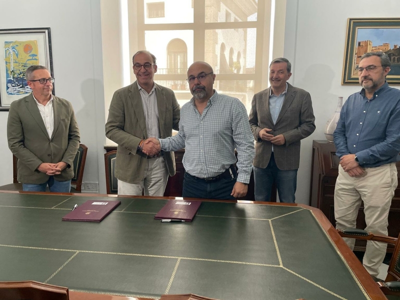 El Ayuntamiento firma un acuerdo laboral para los empleados municipales con mejoras en salarios, carrera profesional y ayudas sociales