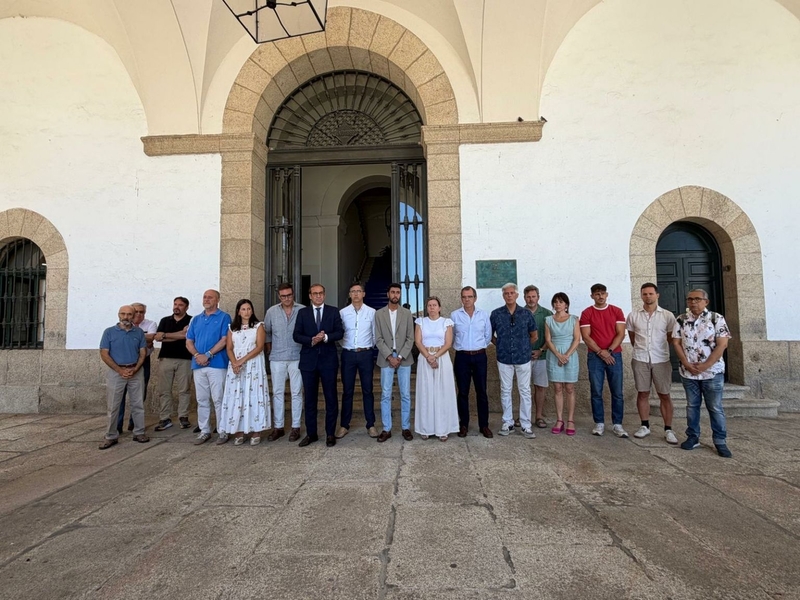 El Ayuntamiento de Cáceres guarda un minuto de silencio por las víctimas del terremoto de Venezuela
