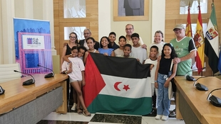  Niñas y niños saharauis participantes en el programa “Vacaciones en Paz” visitan el Ayuntamiento