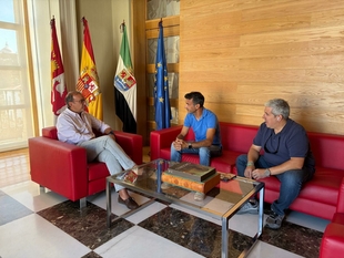 El alcalde muestra su apoyo al CP Cacereño en la construcción de la cubierta de la grada de Preferencia del estadio Príncipe Felipe