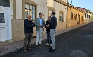 El Ayuntamiento acomete las obras de pavimentación y accesibilidad en el barrio de San Marquino y adjudica la renovación de su pista deportiva